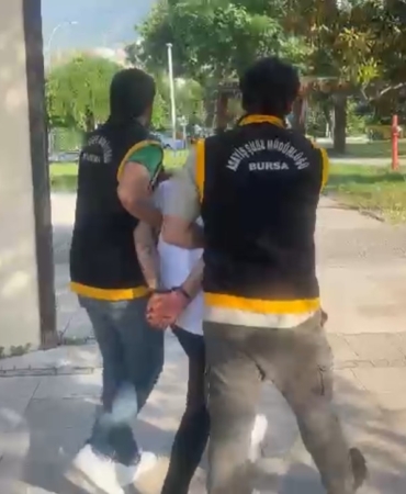 25 yıl hapis cezasıyla aranan suç makinesi, Cumhuriyet Caddesi’nde güzellik merkezi broşürü dağıtırken yakalandı