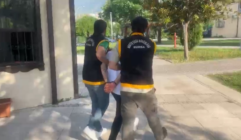 25 yıl hapis cezasıyla aranan suç makinesi, Cumhuriyet Caddesi’nde güzellik merkezi broşürü dağıtırken yakalandı