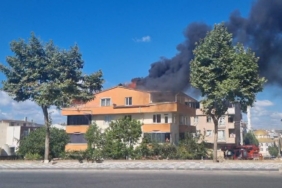 3 katlı binanın çatısı alevlere teslim oldu