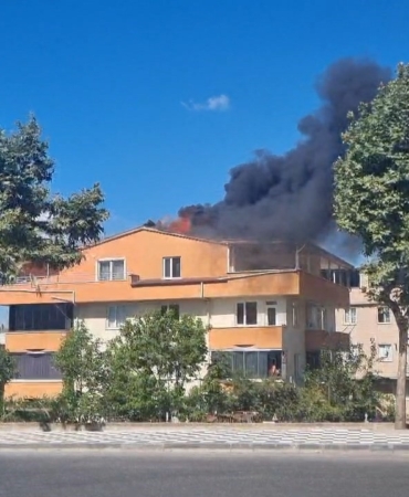 3 katlı binanın çatısı alevlere teslim oldu
