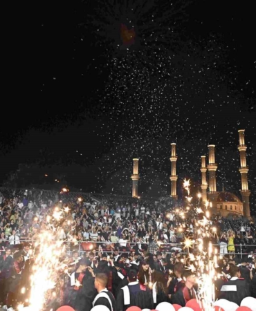 30’uncu yaşını kutlayan Yakın Doğu Koleji’nin mezuniyet töreni yapıldı