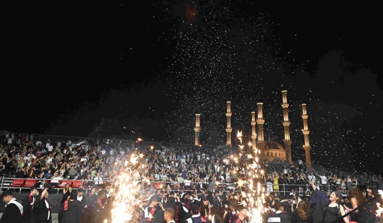 30’uncu yaşını kutlayan Yakın Doğu Koleji’nin mezuniyet töreni yapıldı