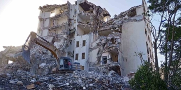 40 yıllık belediye binasının yıkımı devam ediyor