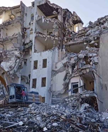 40 yıllık belediye binasının yıkımı devam ediyor