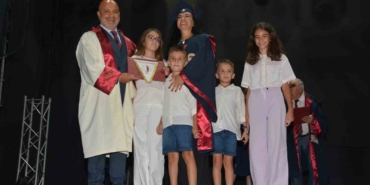 46 yaşında diş hekimi oldu, diplomasını 4 çocuğu ile aldı