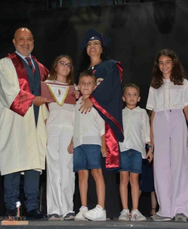 46 yaşında diş hekimi oldu, diplomasını 4 çocuğu ile aldı