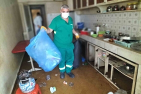 5 daire sahibi abla-kardeşin evinden 3 kamyon çöp çıktı