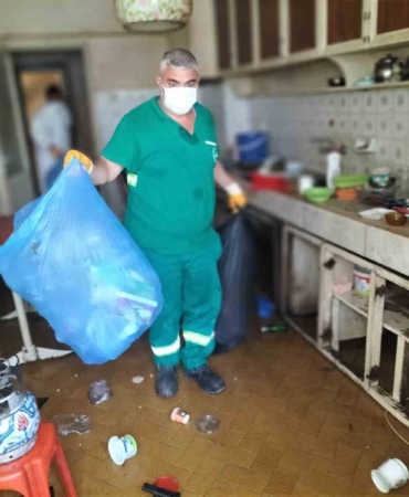 5 daire sahibi abla-kardeşin evinden 3 kamyon çöp çıktı