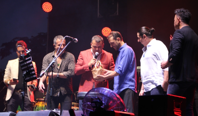 TEKİRDAĞ KİRAZ FESTİVALİ'NDE SAHNE ALAN SON İSİMLER RUBATO VE ŞEVVAL SAM OLDU KİRAZ FESTİVALİ'NİN SON GECESİNDE KONSER COŞKUSU: RUBATO VE ŞEVVAL SAM KULAKLARIN PASINI SİLDİ
