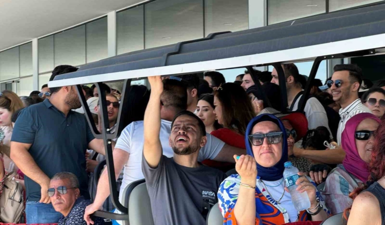 Adalar iskelesinde bayram yoğunluğu