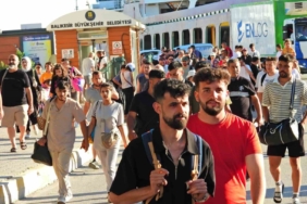 Adalardan dönen tatilciler trafiğe neden oldu