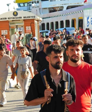 Adalardan dönen tatilciler trafiğe neden oldu