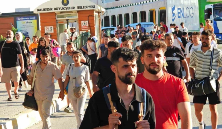 Adalardan dönen tatilciler trafiğe neden oldu