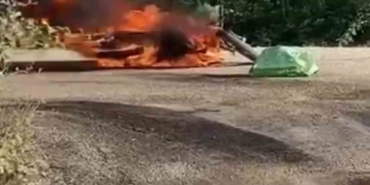 Alev alev yanan motosiket kül oldu
