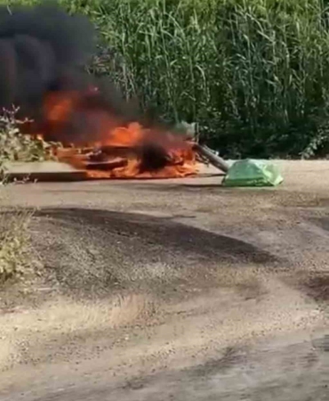 Alev alev yanan motosiket kül oldu