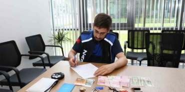 Altın ve para dolu çantayı sahibine teslim etti