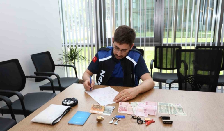 Altın ve para dolu çantayı sahibine teslim etti