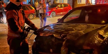 Aniden çalışıp seyir haline geçen araç alev alev yandı