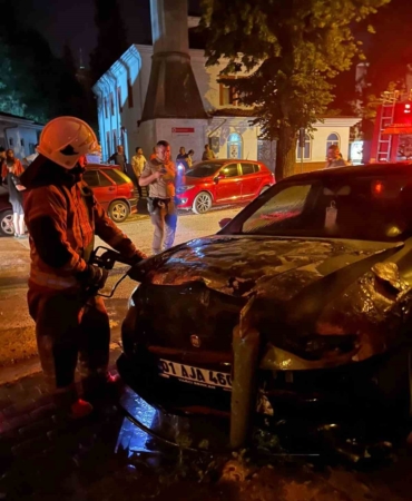 Aniden çalışıp seyir haline geçen araç alev alev yandı