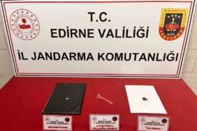 Araçta uyuşturucu ve kullanma aparatı ele geçirildi