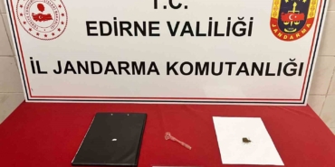 Araçta uyuşturucu ve kullanma aparatı ele geçirildi