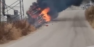 Arı yüzünden devrilen kamyon alev alev böyle yandı