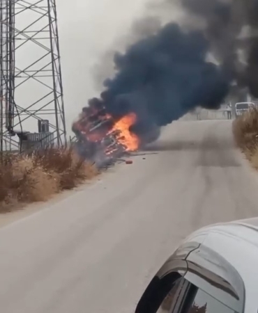 Arı yüzünden devrilen kamyon alev alev böyle yandı
