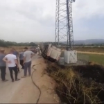 Arı yüzünden devrilen kamyon yandı