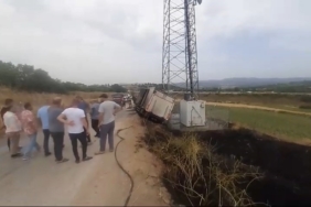 Arı yüzünden devrilen kamyon yandı