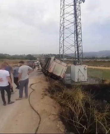 Arı yüzünden devrilen kamyon yandı
