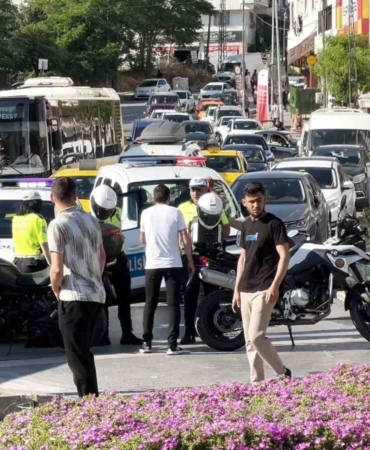 Arnavutköy’de İETT otobüsü arızalandı, trafikte uzun araç kuyruğu oluştu