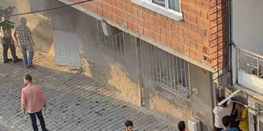 Arnavutköy’de korkutan yangın: Demir kapıyı elleriyle söküp aileyi kurtardılar