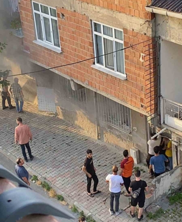 Arnavutköy’de korkutan yangın: Demir kapıyı elleriyle söküp aileyi kurtardılar