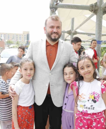 Arnavutköylü çocuklara karne ve bayram eğlencesi