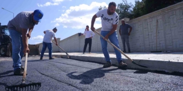 Asfalt işçileri 120 dereceyi aşan sıcaklıkta çalışıyor: Ateşe ayakla basıyorlar