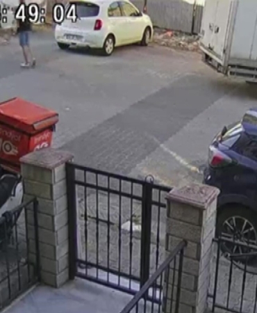 Ataşehir’de birbirine giren köpekleri motosiklet kaskı ile vurarak ayırdı