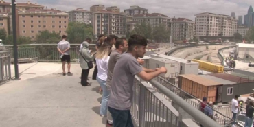 Ataşehir’de inşaattaki malzemeler yandı, çevreyi yoğun duman kapladı