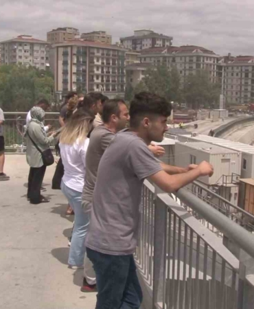 Ataşehir’de inşaattaki malzemeler yandı, çevreyi yoğun duman kapladı