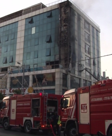 Ataşehir’de iş merkezi alev alev yandı