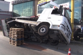Ataşehir’de meyve yüklü kamyon yan yattı