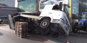 Ataşehir’de meyve yüklü kamyon yan yattı