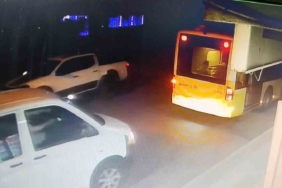 Ataşehir’de seyir halindeki otomobile çarpıp kaçan araç kamerada