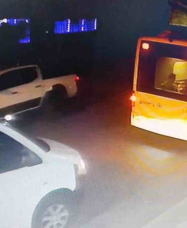 Ataşehir’de seyir halindeki otomobile çarpıp kaçan araç kamerada