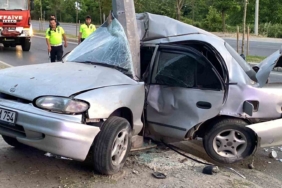 Aydınlatma direğine çarpan otomobil ortadan yamuldu: 1 ölü, 1 yaralı