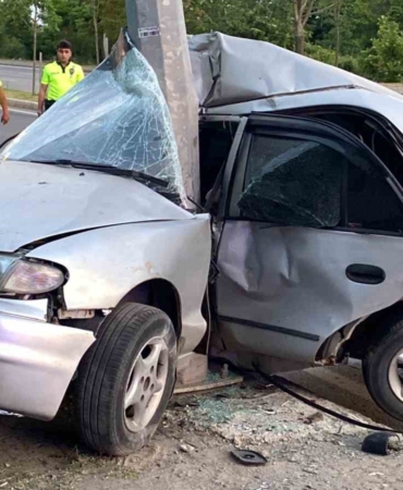 Aydınlatma direğine çarpan otomobil ortadan yamuldu: 1 ölü, 1 yaralı