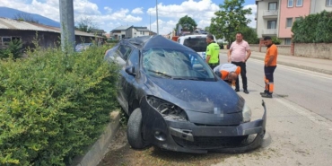 Aydınlatma direğine çarpıp devrildi