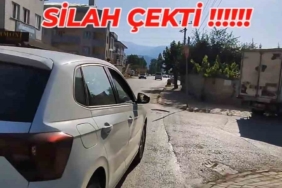 Aynasını kıran motosikletliye böyle silah çekti