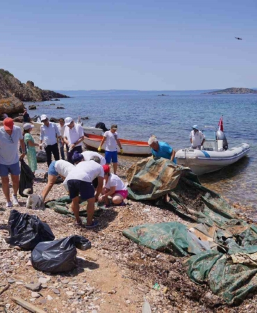 Ayvalık adalarında çevre temizliğinde mültecilerden geriye kalan 7 bot enkazı çıkarıldı
