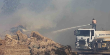 Ayvalık’ta çöp döküm alanında çıkan yangın otluk ve zeytinlik alana sıçradı