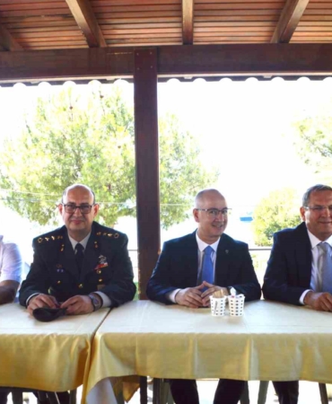 Ayvalık’ta protokol üyeleri kolluk güçleri ve yaşlılarla bayramlaştı